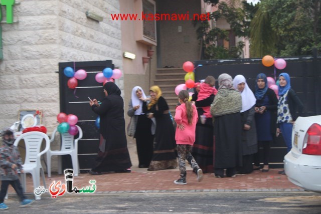 فيديو :سكان الحي الشرقي يحتفلون بتعبيد شارعهم ويدعون رئيس البلدية لمشاركتهم فرحتهم 